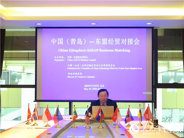 图为中国—东盟商务理事会在中国（青岛）—东盟经贸对接会上致辞