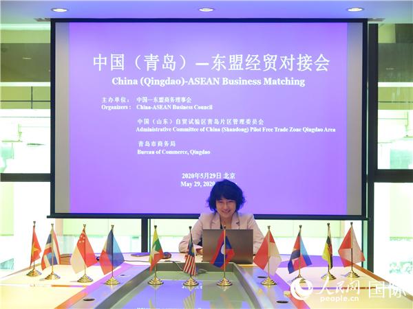 图为中国—东盟商务理事会常务秘书长刘欣主持会议