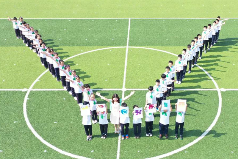 崇明区东门小学学生和老师们摆出一对翅膀，振翅欲飞。（来源：上海教育微信公众号）