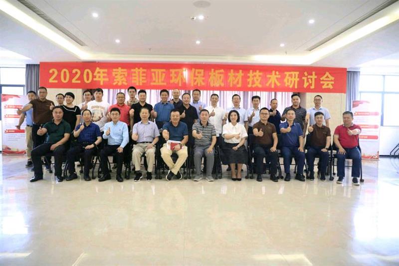 一群人站在室内
描述已自动生成