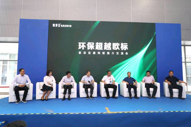 图片包含 人, 建筑, 前, 男人
描述已自动生成