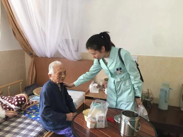 家有健康总裁李颖:共读中华书,“伴你成长”关爱偏远地区儿童