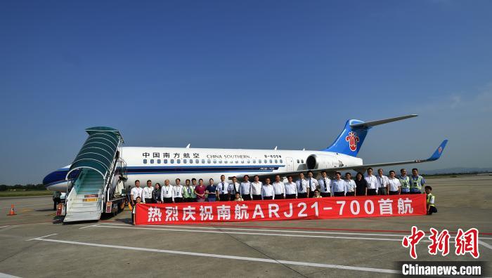 南航首架国产ARJ21飞机正式投入商业运营 姬东 摄