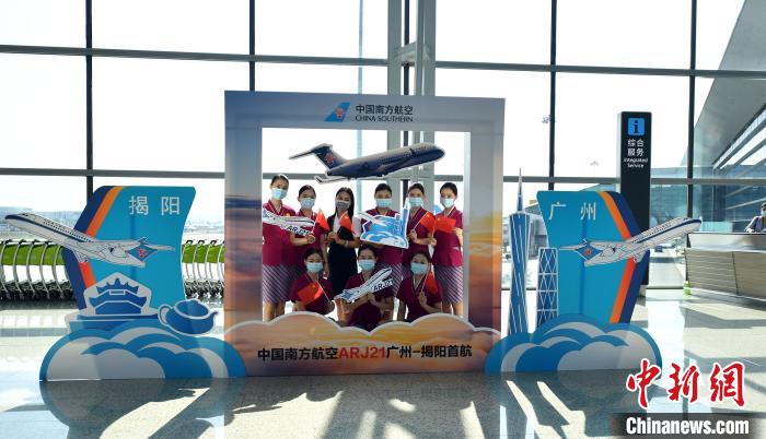 南航首架国产ARJ21飞机正式投入商业运营。　姬东 摄