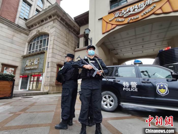 图为，武汉警方加强节日期间街头防控 黄明月 摄