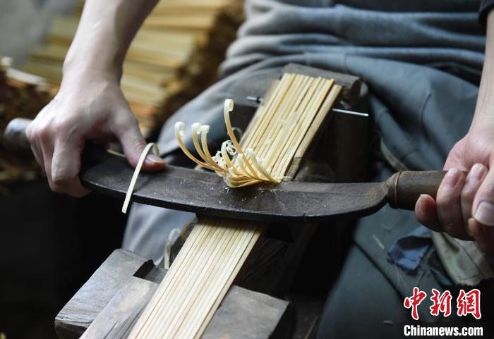 探访中国三大名扇之一：手艺人坚守下的荣昌折扇