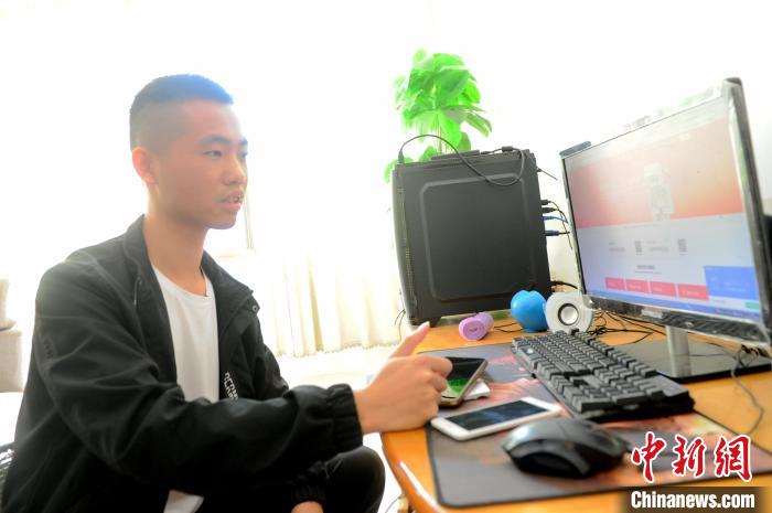 今年28岁的吴建新2016年从山西财经大学毕业后，选择回到家乡从事电商，销售百香果、地瓜干等当地农特产品。　张金川 摄