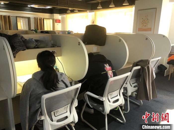 市民在共享自习室中学习 孙博妍 摄