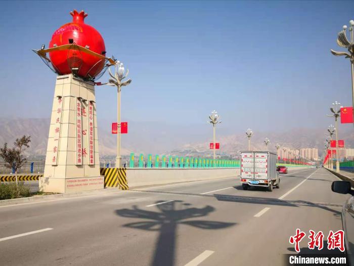 图为甘肃兰州市红古区与青海省民和县之间架起的两地互通“连心桥”。(资料图) 　　刘薛梅 摄