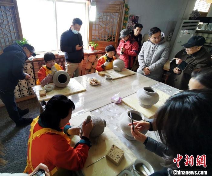 阳城县侨枫瓷业有限公司的陶瓷体验馆内一片忙碌。　杨杰英 摄