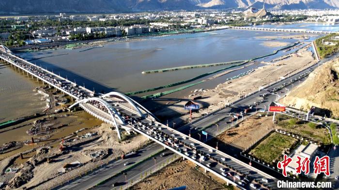 资料图为(航拍)横跨在拉萨河上的拉萨柳梧大桥及部分施工现场。　江飞波 摄