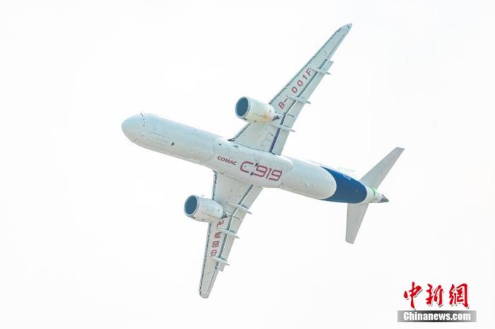 国产C919大型客机作为本次飞行大会特别“嘉宾”亮相南昌天空。 刘力鑫 摄