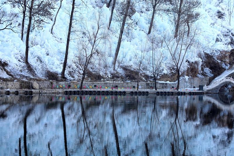 这是12月16日在河北省平山县沕沕水景区拍摄的景观。