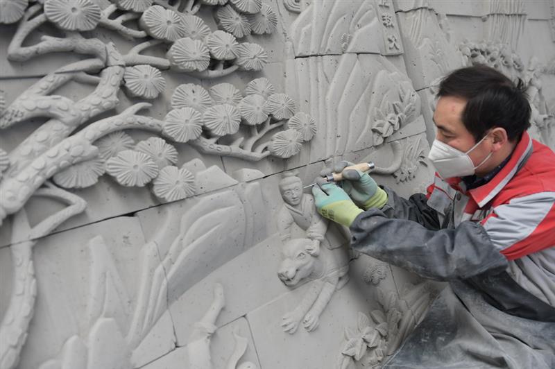 12月16日，在甘肃省临夏回族自治州临夏县一砖雕公司，工作人员在制作砖雕作品。