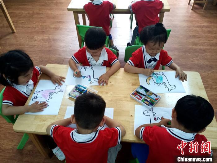 (资料图)图为山东省济南市一家幼儿园正组织学生绘画。　孙婷婷 摄