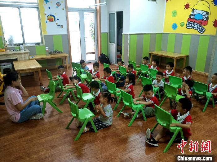 (资料图)图为山东省济南市一家幼儿园正组织学生玩游戏。　孙婷婷 摄