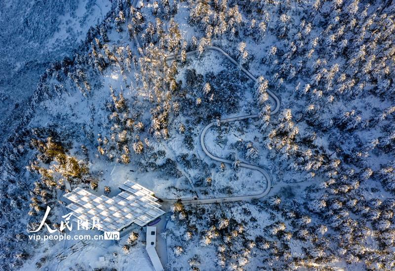2020年12月23日拍摄的瓦屋山雪景。
