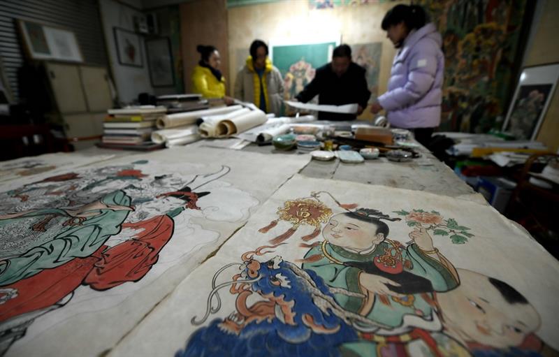 12月23日，民间画师姚淑龙（右二）在石家庄市新华区燕赵艺术市场工作室向学生传授绘画技艺。