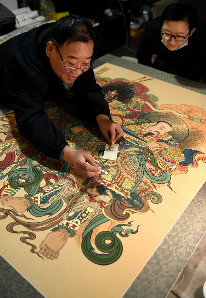 12月23日，民间画师姚淑龙在石家庄市新华区燕赵艺术市场工作室向学生展示用沥粉贴金技艺绘制画作。