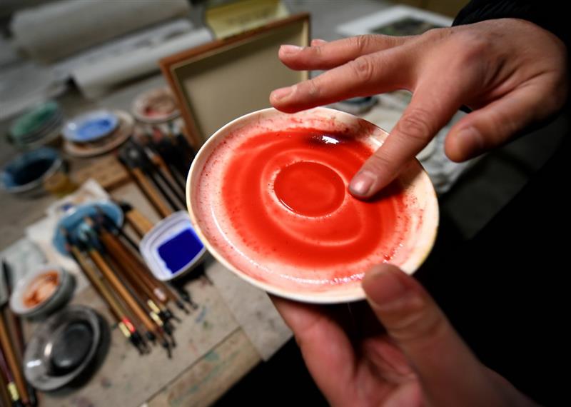 12月23日，民间画师姚淑龙在石家庄市新华区燕赵艺术市场工作室配制矿物质颜料。