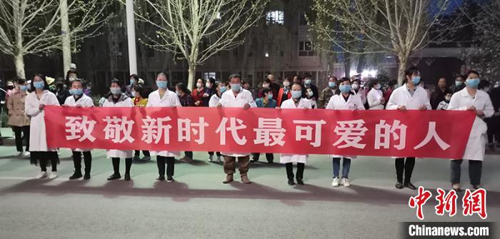 援鄂42天回到五团沙河镇已是深夜，五团沙河镇热烈欢迎袁萌载誉归来。(资料图) 武轩 摄