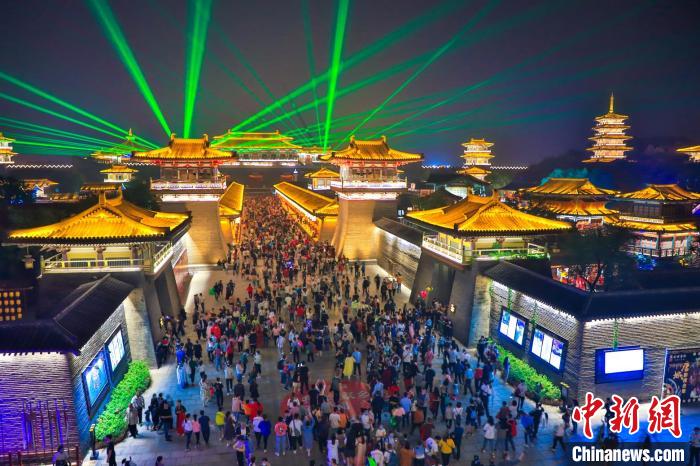 资料图，图为唐城景区夜游项目受欢迎。唐城景区供图
