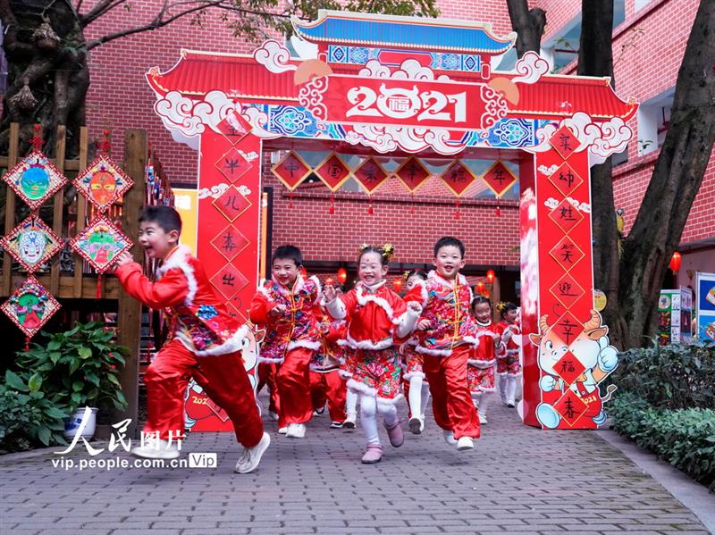 12月30日，参加完元旦文艺演出的孩子们在校园内玩耍。