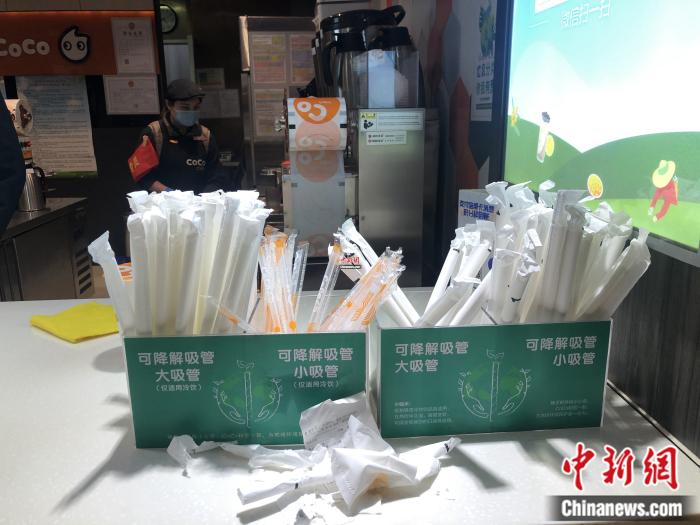 两种不同材质的新吸管。 <a target='_blank' href='http://www.chinanews.com/' >中新网</a> 左宇坤 摄