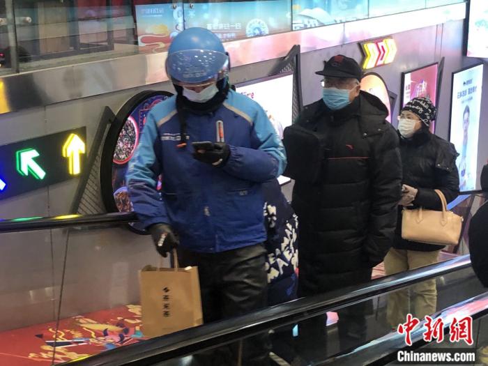 提着纸质包装外卖的外卖员在送餐。<a target='_blank' href='http://www.chinanews.com/' >中新网</a> 左宇坤 摄