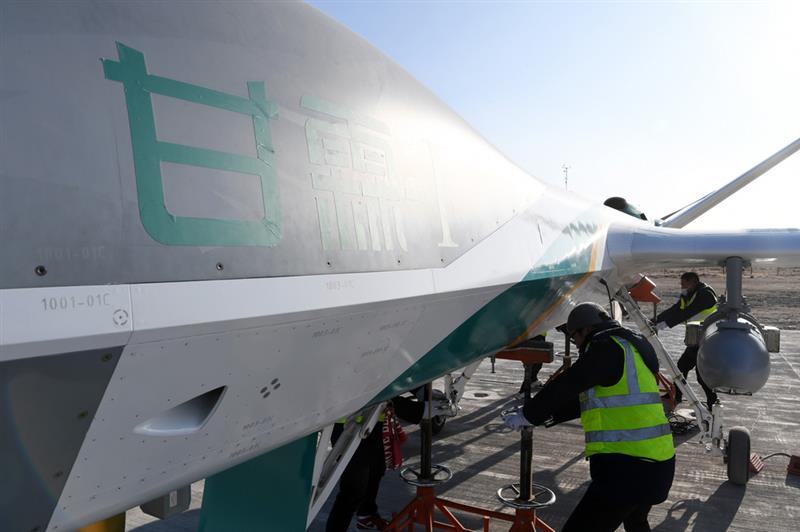 1月6日，在金昌金川机场，技术人员开展人工影响天气无人机“甘霖-I”首飞前的准备工作。