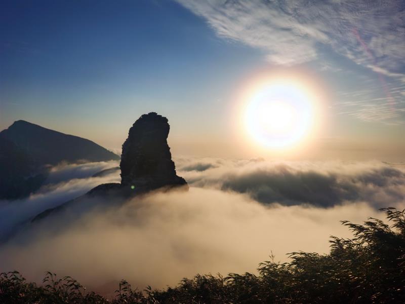  1月17日在贵州铜仁梵净山拍摄的夕阳云海景观。