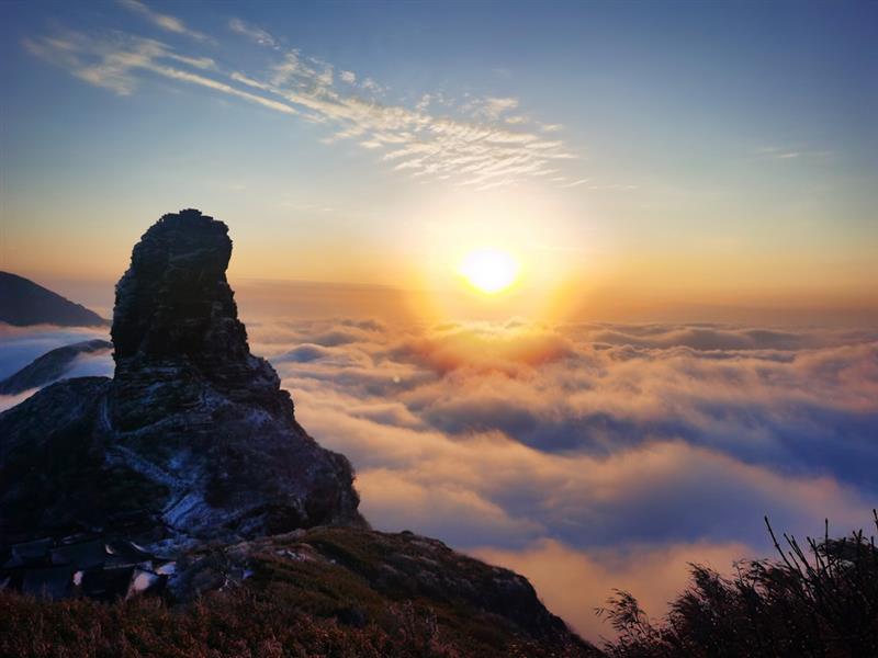  1月17日在贵州铜仁梵净山拍摄的夕阳云海景观。