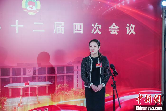 肖茈亓接受记者联合采访。　陈冠言 摄