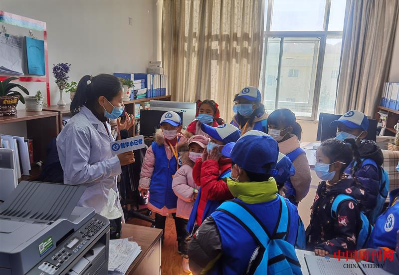 西藏自治区疾病防控中心工作人员次白接受采访的同时教正确的口罩带法.jpg
