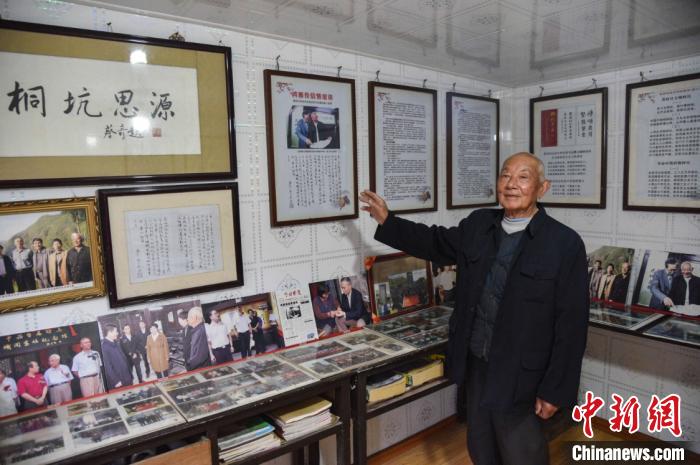 中共台属特委机关旧址纪念馆原讲解员辛杏春讲述桐树坑历史 范宇斌 摄 中共台属特委机关旧址纪念馆原讲解员辛杏春讲述桐树坑历史 范宇斌 摄