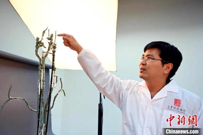 余健介绍三星堆3号青铜神树修复情况。 安源 摄 余健介绍三星堆3号青铜神树修复情况。 安源 摄