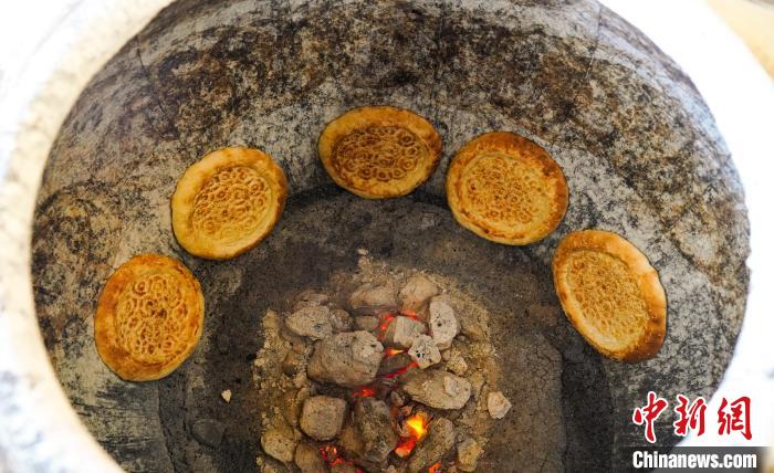 正在烤制过程中的乌尔禾馕。　庞博 摄