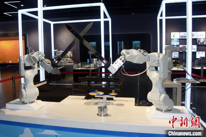 资料图:安徽创新馆内,先进机器人进行舞剑演示。 孙自法 摄
资料图:安徽创新馆内,先进机器人进行舞剑演示。 孙自法 摄