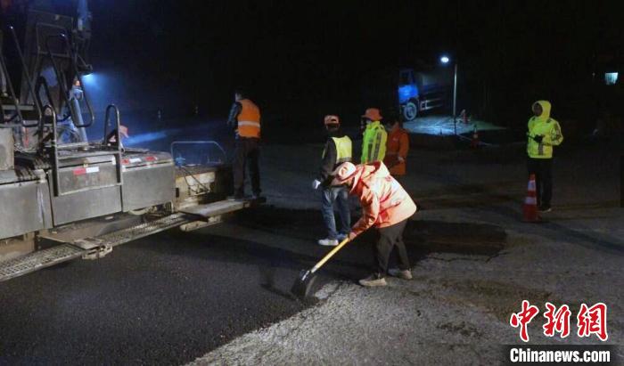 图为通往羊卓雍措途中岗巴拉山此前发生持续降雪,养护工人进行道路应急保通现场。 扎囊养护段供图 图为通往羊卓雍措途中岗巴拉山此前发生持续降雪,养护工人进行道路应急保通现场。 扎囊养护段供图