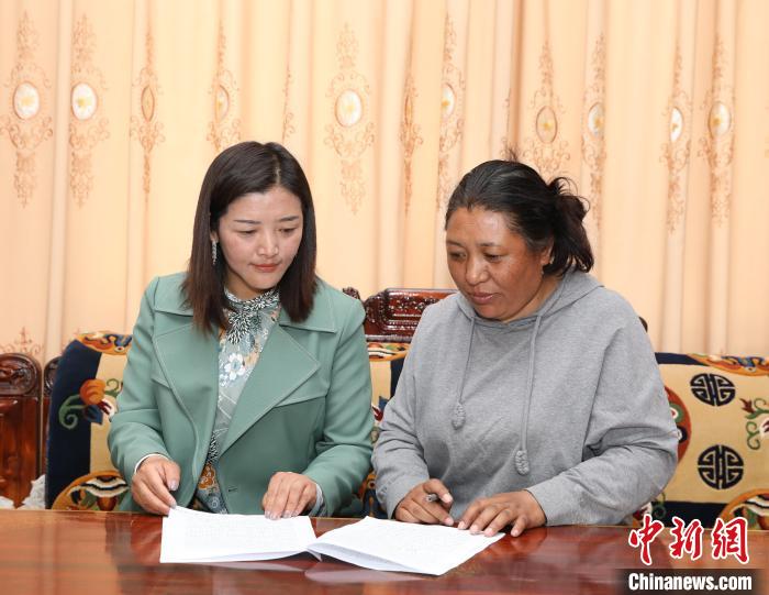 图为扎囊养护段段长次旦卓玛(左)正在与同事交流工作。 赵延 摄 图为扎囊养护段段长次旦卓玛(左)正在与同事交流工作。 赵延 摄