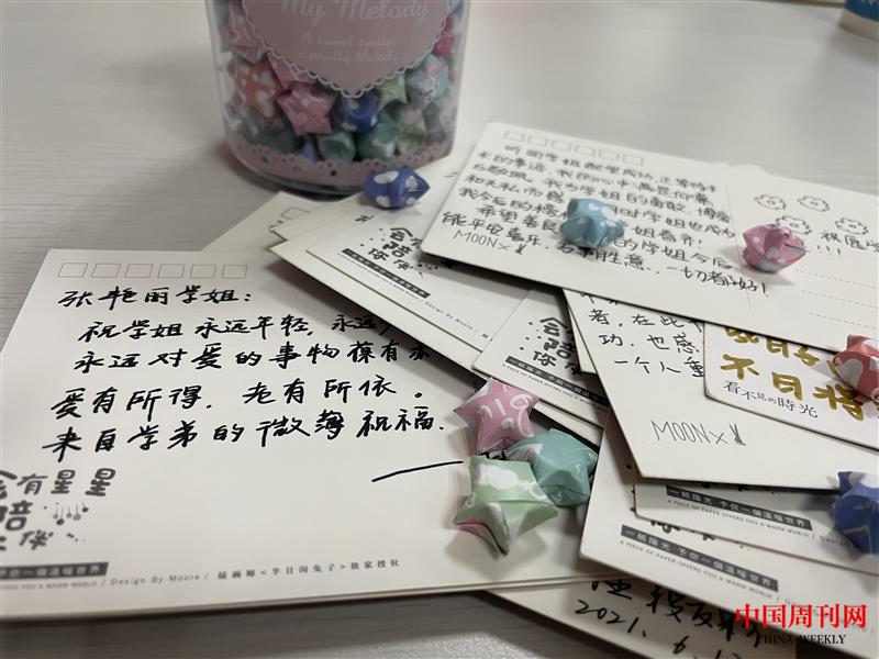 同学们写的贺卡和手折的幸运星.jpg 同学们写的贺卡和手折的幸运星.jpg