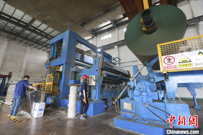 图为山西晋中，一家造纸厂工人在生产作业。（资料图片） <a target='_blank' href='http://www.chinanews.com/'>中新社</a>记者 张云 摄