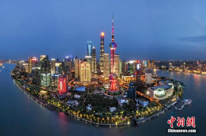 2021年，中国共产党迎来百年华诞。一百年前，上海兴业路（1943年前称望志路）76号曾是中共一大代表李汉俊的家，1921年7月23日，中国共产党第一次全国代表大会在这里正式召开，肩负改变中国命运的中国共产党宣告诞生。一百年后的今天，上海已成为现代化的国际大都市，正在发展成为国际经济、金融、贸易和航运中心。2018年，全球第一个以“进口”为主题的大型国家级展会——中国国际进口博览会在上海召开，全球展商共襄盛举。2020年，而立之年的浦东新区已发展为国际金融城，风华正茂，以众志成城的魄力和不断创新的实力展示着新时代的中国速度。图为2020年，航拍上海浦东陆家嘴夜景，灯火辉煌美不胜收。（无人机...
