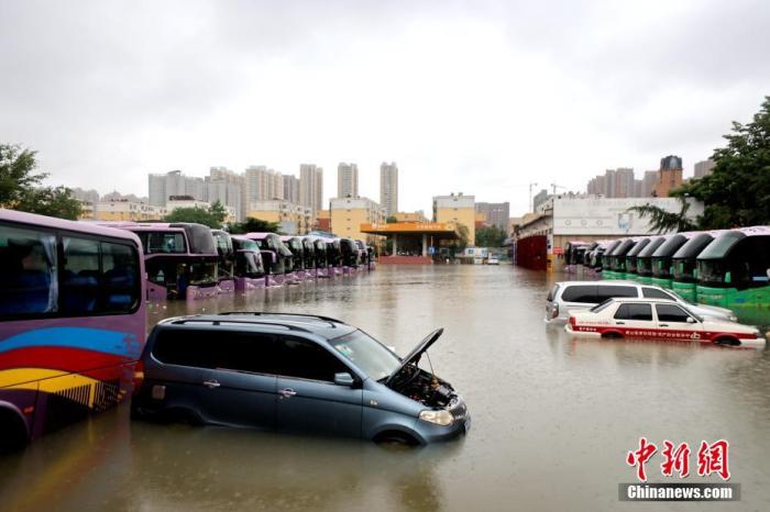 2021年7月21日，暴雨导致城区积水严重。 <a target='_blank' href='http://www.chinanews.com/'>中新社</a>发 王中举 摄 图片来源：CNSPHOTO