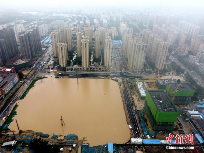2021年7月21日，暴雨导致城区积水严重。 <a target='_blank' href='http://www.chinanews.com/'>中新社</a>发 王中举 摄 图片来源：CNSPHOTO