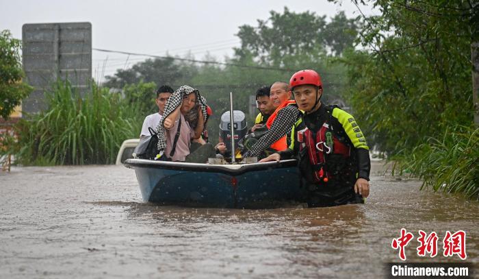 达州大竹县杨家镇，消防员用冲锋舟营救和转移被困民众。　田茂林 摄