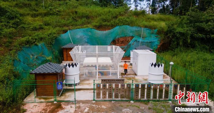 博士生毛志强在“跨圈层扰动监测系统”监测站忙碌。 刘忠俊 摄 博士生毛志强在“跨圈层扰动监测系统”监测站忙碌。 刘忠俊 摄