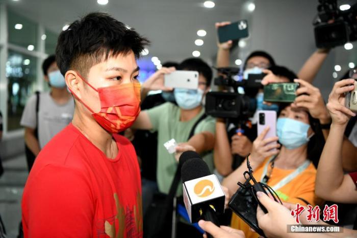 8月26日,东京奥运会羽毛球混双冠军黄东萍结束隔离返回福建,在福州机场受到福建省体育局工作人员以及亲朋好友的热烈欢迎。经过短暂休整,黄东萍将全力备战即将于9月份在陕西举行的全运会。图为黄东萍在机场接受媒体采访。 <a target='_blank' href='http://www.chinanews.com/'>中新社</a>记者 王东明 摄 点击进入下一页