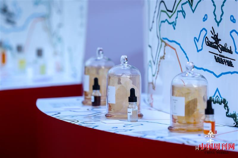 闻香体验区:通过闻香卡,体会桑干葡萄酒中的各类香气.jpg 闻香体验区:通过闻香卡,体会桑干葡萄酒中的各类香气.jpg