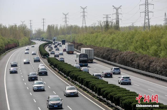 4月5日，江苏淮安，位于该市境内的长深高速路段上，迎来清明小长假返程车流高峰，过往车辆川流不息。 图片来源：视觉中国